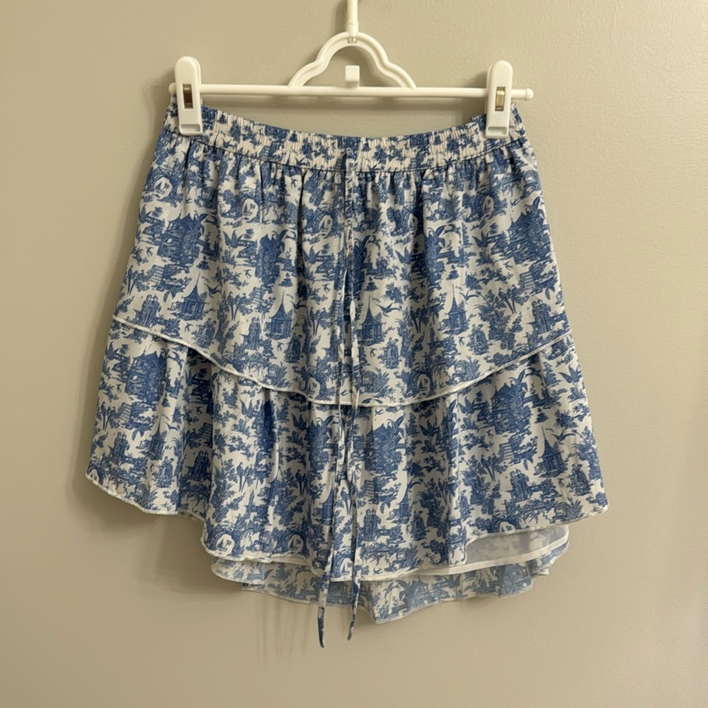 Incredible toile mini skirt; classy and stylish; size L
